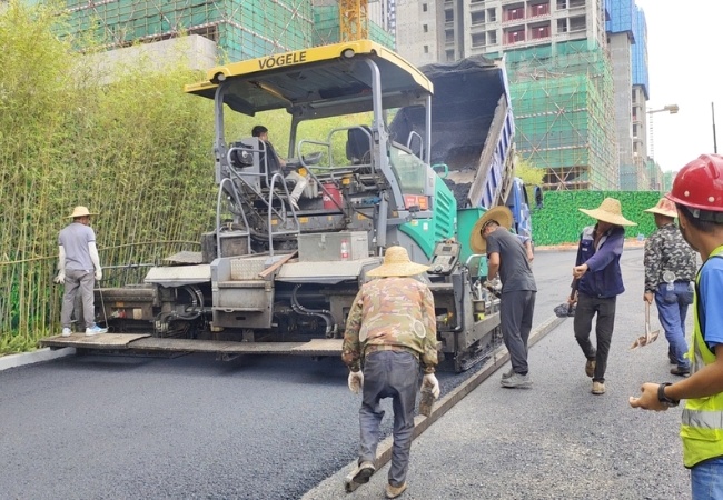 旧工业区沥青面层摊铺    SBSAC-10沥青混凝土摊铺